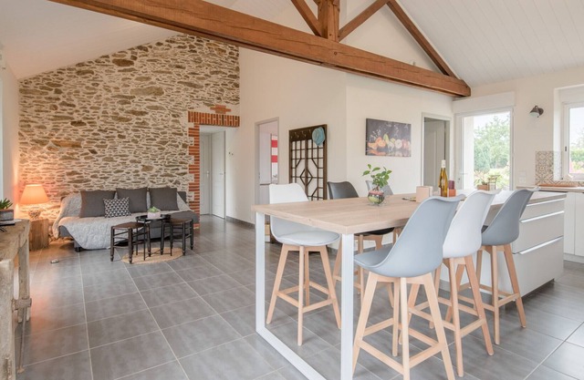 Maison moderne avec terrasse et grand jardin