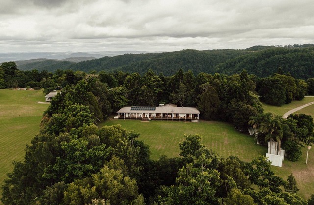 Maleny Retreat 9 Bedroom Guest House - Sleeps 14! Stay 4 nights & pay 3!*