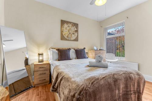 Manchester Seymour Escape Spacious 4BR Home for 8