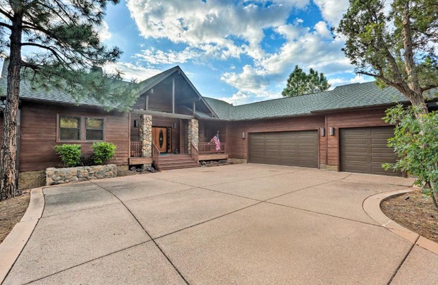 Massive Show Low Cabin with Deck - 3 Miles to Lake!