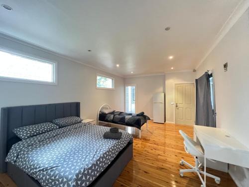 Master Room with Attached Bathroom close to Station and Shops - SH1