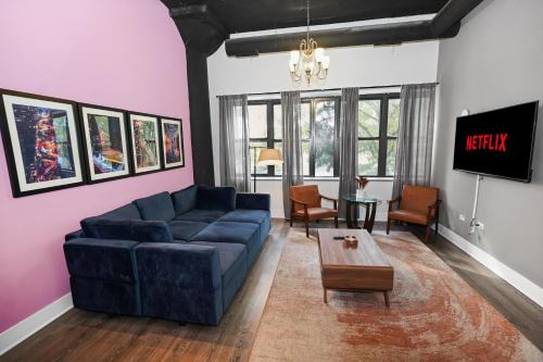 McCormick Place Huge 2BR Cozy Loft Suite with Optional Parking Sleeps 8 Near Soldier Field and Grant Park