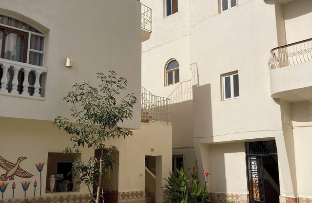 Memnon Appts: spacious, clean 2-bedroom apartment near Nile - pool, roof terrace
