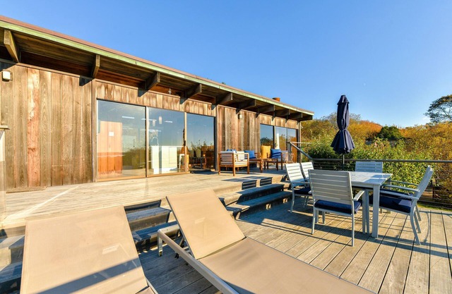 Menemsha Pond views & access! Mid-century renovated beach house. Dogs welcome.