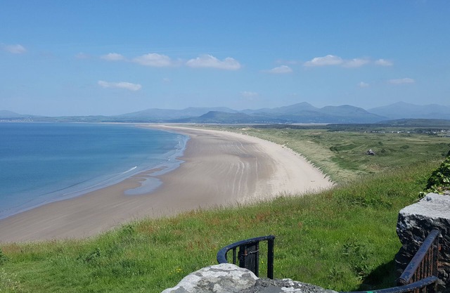 MERRYDOWN, family friendly, with open fire in Llanfair