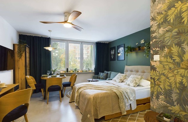 Międzynarodowa 52/54A | Studio for 3 People | Desk