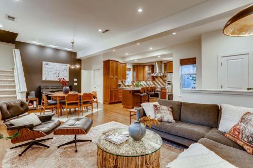 Mid Mod With Awesome BackYard And 1Block To Shops