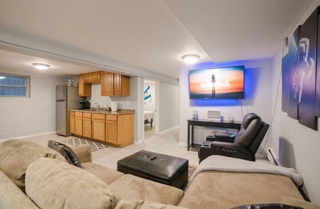 Midway Airport 2 Bedroom with full Kitchen