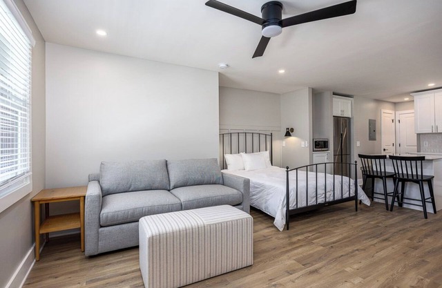 Minutes from Downtown & Broadway | The Nomad #4