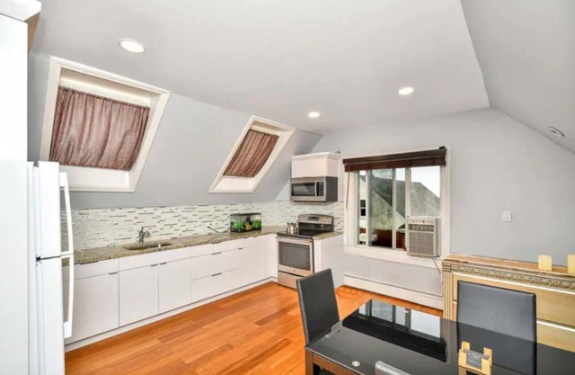 Minutes to Airport, Train, Downtown & Free Parking