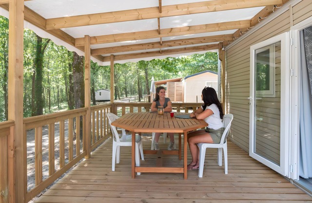 Mobile Home 'Mobilhome Confort 4 Personnes 63' with Private Terrace, Private Garden and Wi-Fi