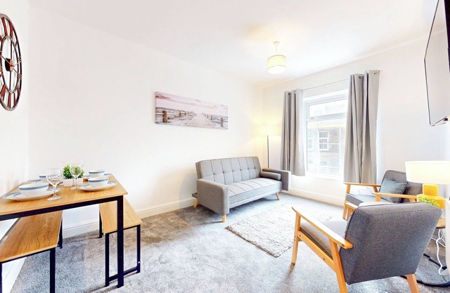 Modern 1BR flat- Perfect for leisure and work. Free parking and WI-FI