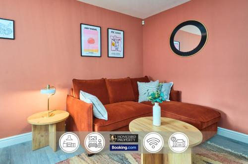 Modern 2BDR House By Homebird Property Management Short Lets & Serviced Accommodation Leeds With Private Parking & Free WiFi