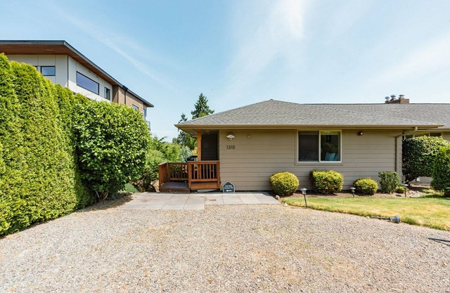 Modern 2BRs luxe home in Bellevue Downtown 30 days+