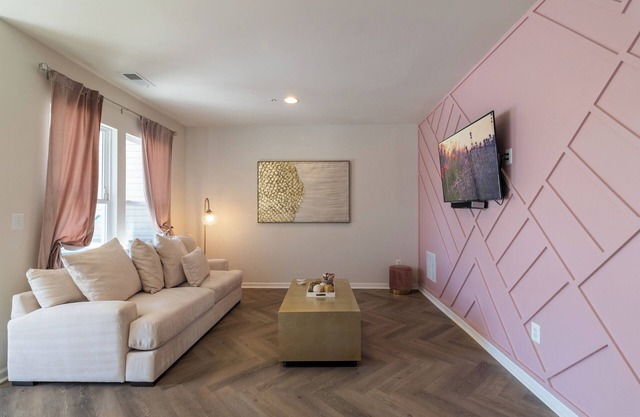 Modern 4-Story Townhome/Great Location