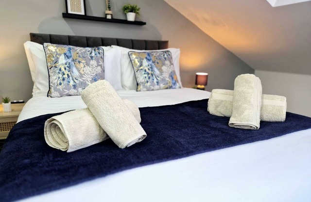 Modern 4BR House Long Stays Garden & Parking