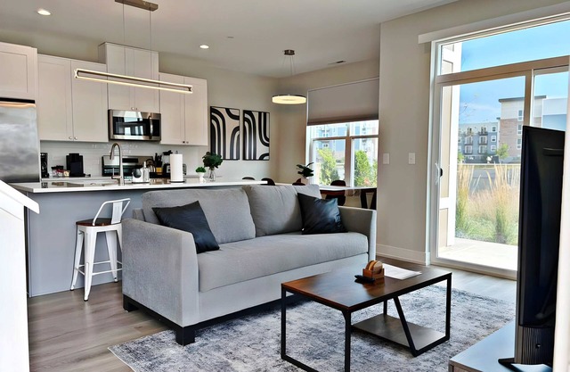 Modern 4BR Townhouse w/Parking & Lake Views