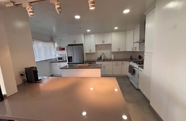 Modern and Spacious Urban Retreat in Pasadena: 2 bd + 2 ba apartment with office