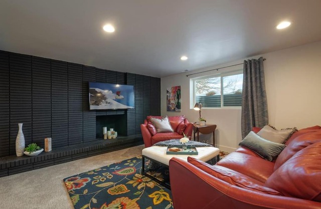 Modern Apartment close to freeway!