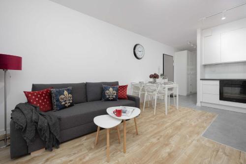 Modern Apartment in Warsaw with Garden and Parking by Noclegi Renters