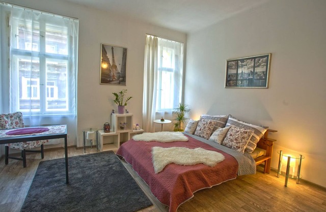 Modern Apt in center with PARKING