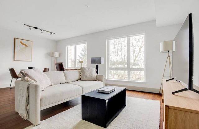 Modern Bellevue 1BR w/Gym & Roof Lounge, easy commute, by Blueground