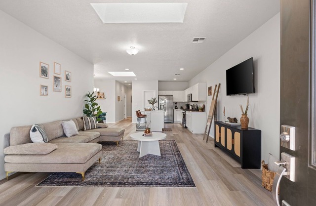 MODERN COMFORT 3BR HOME NEAR AIRPORT & NETFLIX