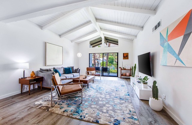 Modern condo with mountain view, private balcony, pools