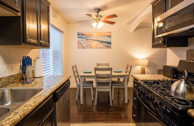 Modern & Cozy ~Mins to the Beach ~ Queen Beds~ Pkg