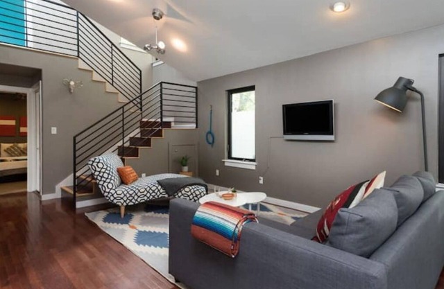 Modern Downtown 2 Homes w/11 beds