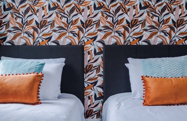 Modern family home, 2BR, Sofa bed, 3BA, sleeps 6