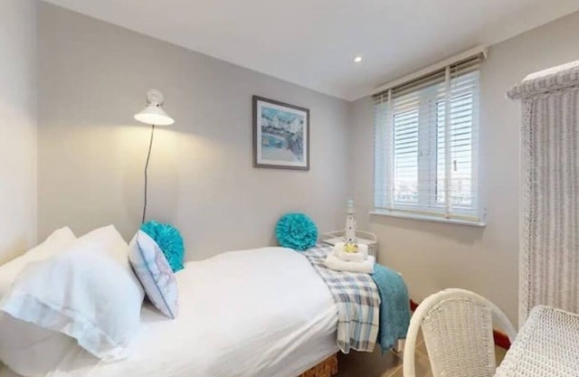 Modern Marina View Retreat | 3BR | Free Parking | Waterfront Bliss