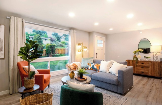 Modern Remodeled 3 BR+2 BA Upper Unit near Airport in Seattle with WiFi and AC