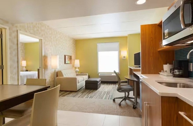 Modern Retreat: Pets Allowed, Onsite Pool. Close to Six Mile Waterworks!