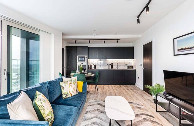 Modern Sky-High Flat In North Acton