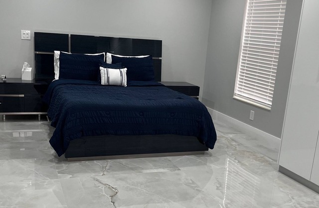 "Modern Studio" Kick back and relax in this calm, stylish space.