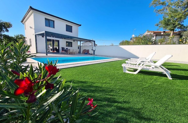 Modern villa Oliva with private pool, Umag