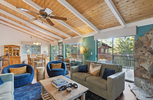 "Modern" Zephyr, 3 mins to beach, 7 mins to Heavenly, Casinos