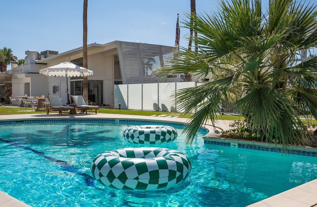 Monkey Tree Hotel 17 by AvantStay | Stylish Hotel in Palm Springs w/Pool!