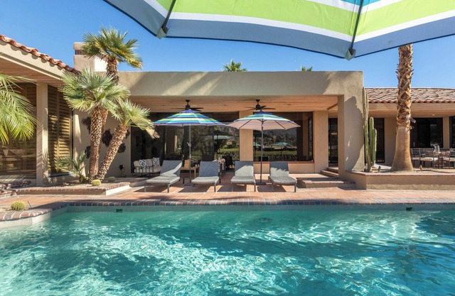 Moonshine by Avantstay Modern & Stylish Estate w/Bar, Fire Pit & Hot Tub 5 bd