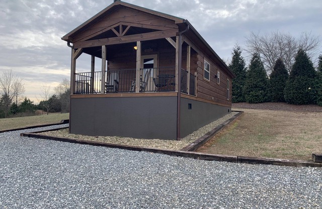 Moore Road Cabin 2 Pet Friendly Equestrian Delight