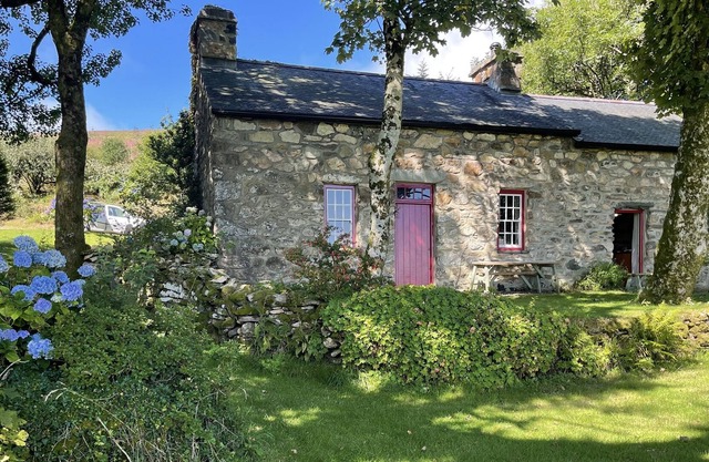Mountain Cottage with stunning Views towards the sea