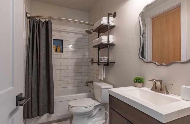 Mountain View Airpark Condo with Spacious Deck and Large Hangar near Jackson WY