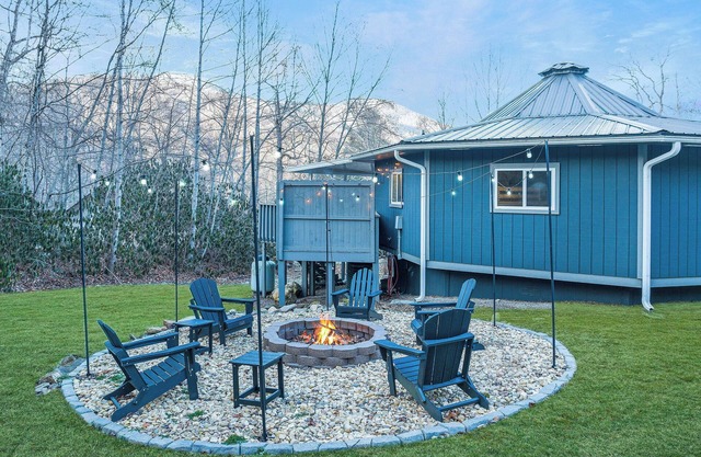 Mountain View! Beautifully Updated, Hot Tub, Fire Pit, Arcade, Foosball, DogsOK!