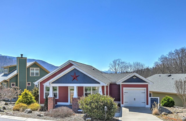 Mountain View Getaway Near Town with High-Speed WiFi and Private Balcony