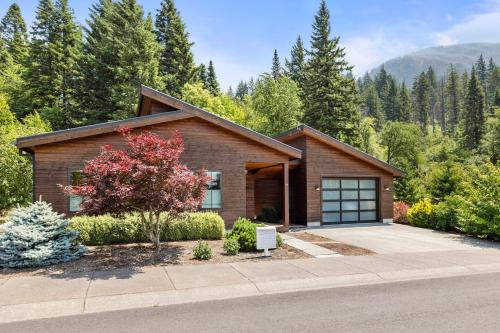 Mountain-View Retreat with Hot Tub & Waterfalls