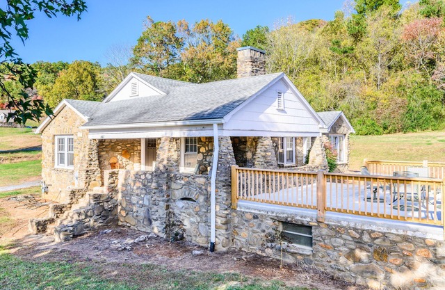 Mr. B's Cottage, 10 Minutes to Downtown Asheville!