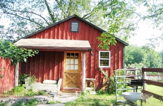Mr Ed's Cabin on 27 acre Horse Farm Hot Tub & Stream