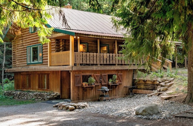 Multi-Level Forest Lodge Near Silverwood w/Vintage Ice Cream Parlor + Theater