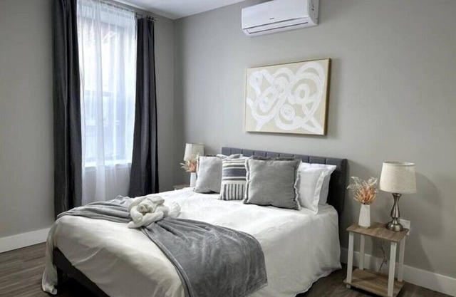 N E W Spacious Prime DT 1 Bedroom Apt w Office